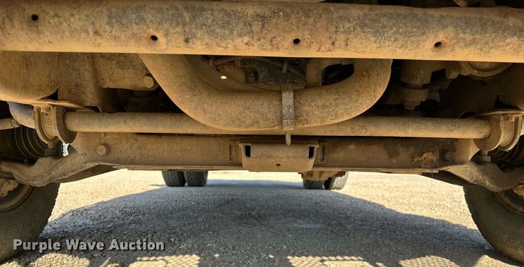 image for item LR9762 2004 Chevrolet Silverado 3500  flatbed pickup truck