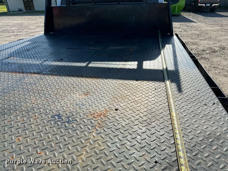 image for item LR9762 2004 Chevrolet Silverado 3500  flatbed pickup truck