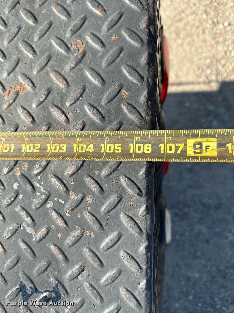 image for item LR9762 2004 Chevrolet Silverado 3500  flatbed pickup truck