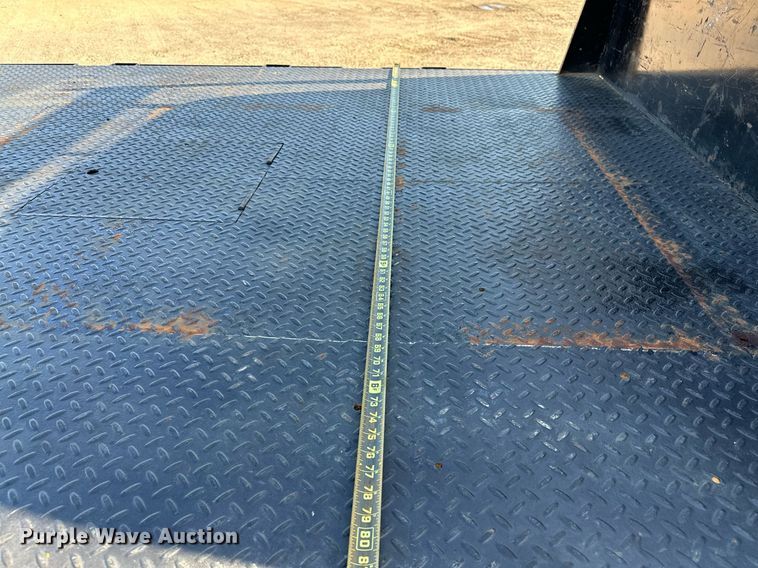 image for item LR9762 2004 Chevrolet Silverado 3500  flatbed pickup truck