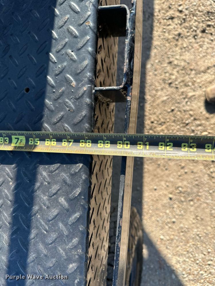 image for item LR9762 2004 Chevrolet Silverado 3500  flatbed pickup truck