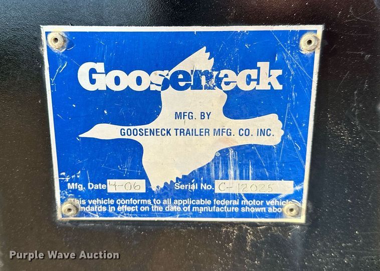 image for item LR9762 2004 Chevrolet Silverado 3500  flatbed pickup truck