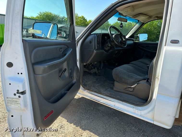 image for item LR9762 2004 Chevrolet Silverado 3500  flatbed pickup truck