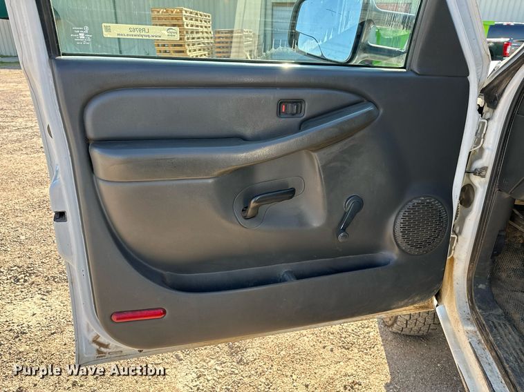 image for item LR9762 2004 Chevrolet Silverado 3500  flatbed pickup truck