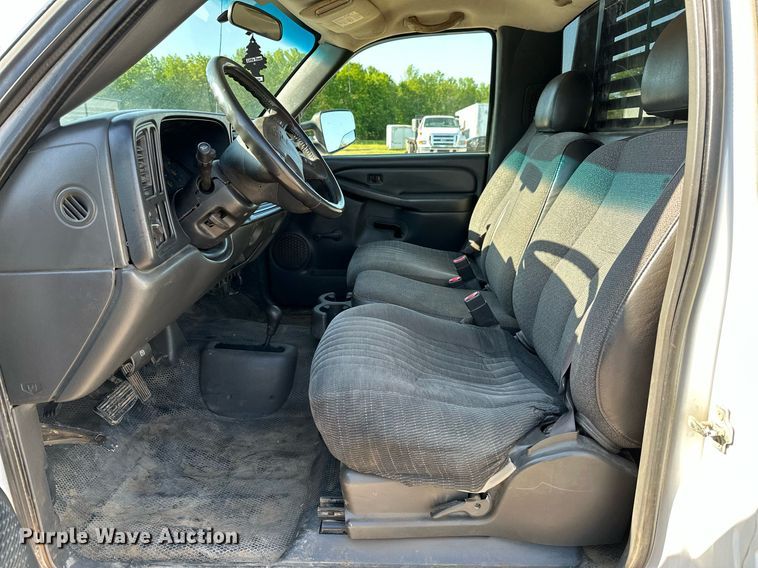 image for item LR9762 2004 Chevrolet Silverado 3500  flatbed pickup truck