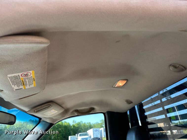 image for item LR9762 2004 Chevrolet Silverado 3500  flatbed pickup truck