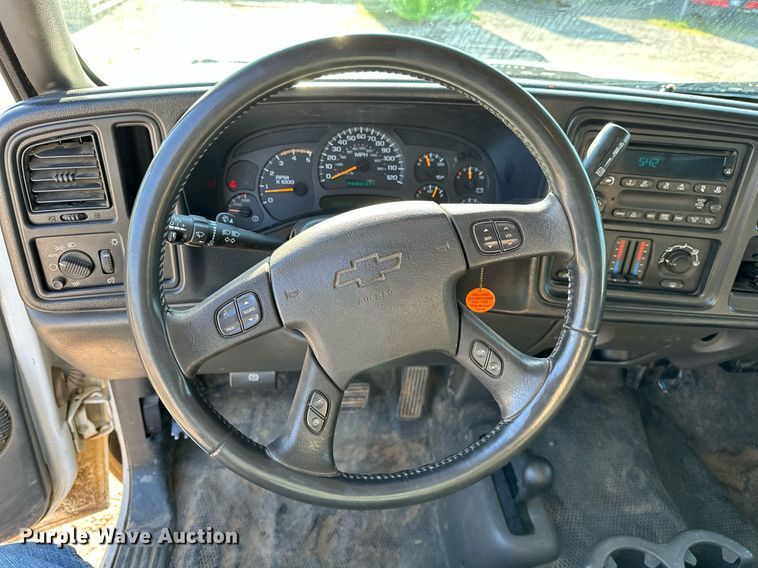 image for item LR9762 2004 Chevrolet Silverado 3500  flatbed pickup truck