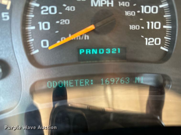 image for item LR9762 2004 Chevrolet Silverado 3500  flatbed pickup truck