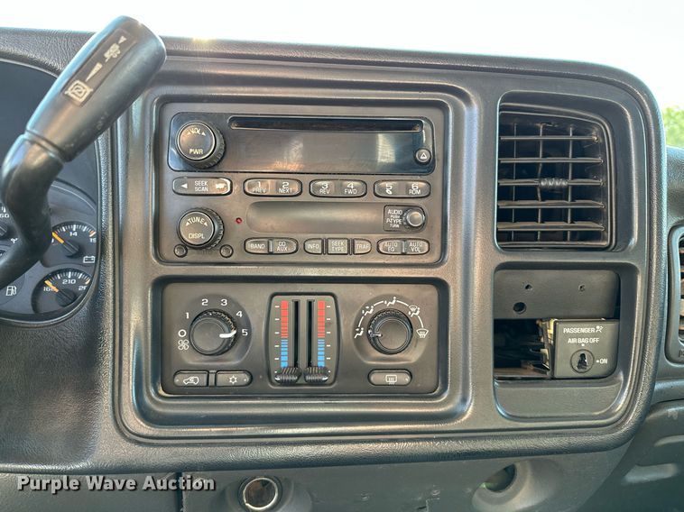 image for item LR9762 2004 Chevrolet Silverado 3500  flatbed pickup truck