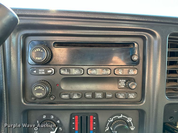 image for item LR9762 2004 Chevrolet Silverado 3500  flatbed pickup truck