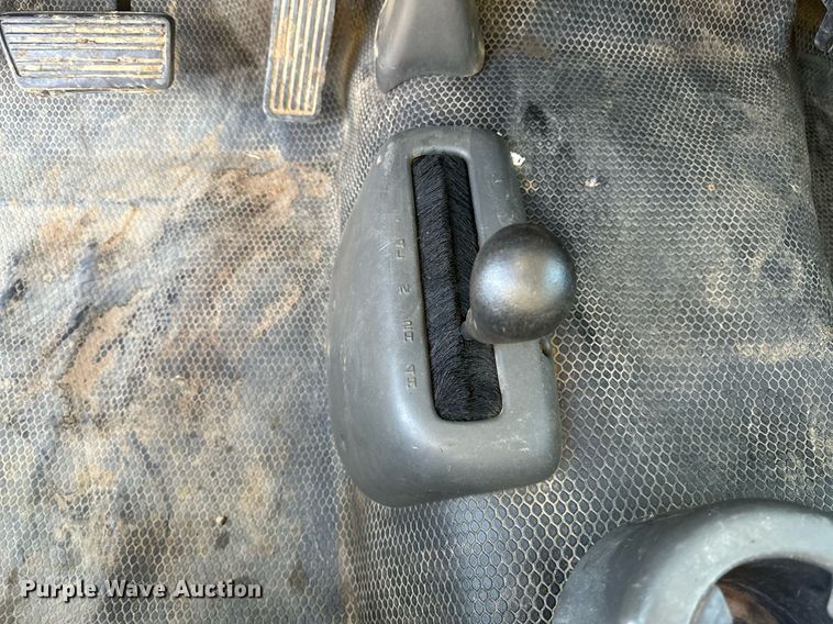 image for item LR9762 2004 Chevrolet Silverado 3500  flatbed pickup truck