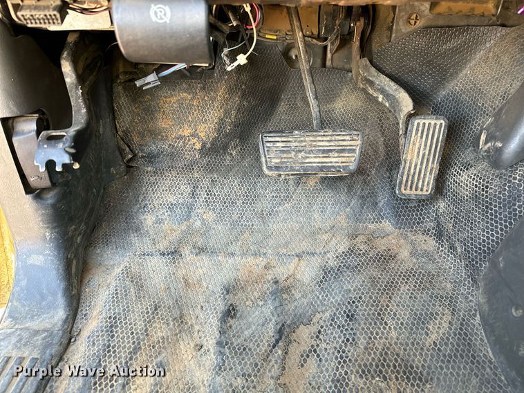 image for item LR9762 2004 Chevrolet Silverado 3500  flatbed pickup truck