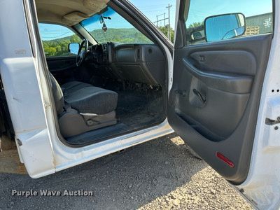 image for item LR9762 2004 Chevrolet Silverado 3500  flatbed pickup truck