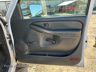 image for item LR9762 2004 Chevrolet Silverado 3500  flatbed pickup truck