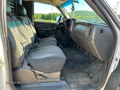 image for item LR9762 2004 Chevrolet Silverado 3500  flatbed pickup truck