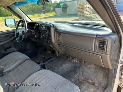 image for item LR9762 2004 Chevrolet Silverado 3500  flatbed pickup truck