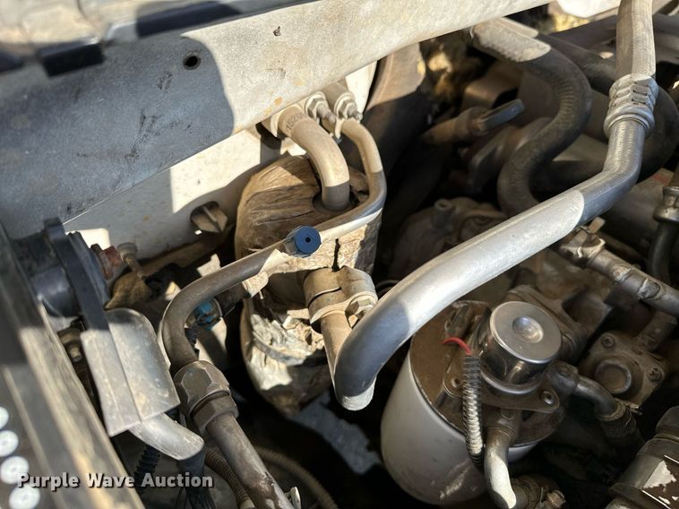 image for item LR9762 2004 Chevrolet Silverado 3500  flatbed pickup truck