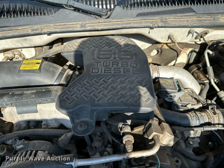 image for item LR9762 2004 Chevrolet Silverado 3500  flatbed pickup truck