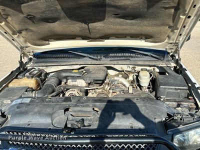 image for item LR9762 2004 Chevrolet Silverado 3500  flatbed pickup truck