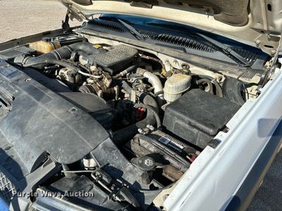 image for item LR9762 2004 Chevrolet Silverado 3500  flatbed pickup truck