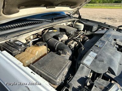 image for item LR9762 2004 Chevrolet Silverado 3500  flatbed pickup truck