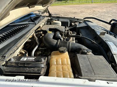 image for item LR9762 2004 Chevrolet Silverado 3500  flatbed pickup truck