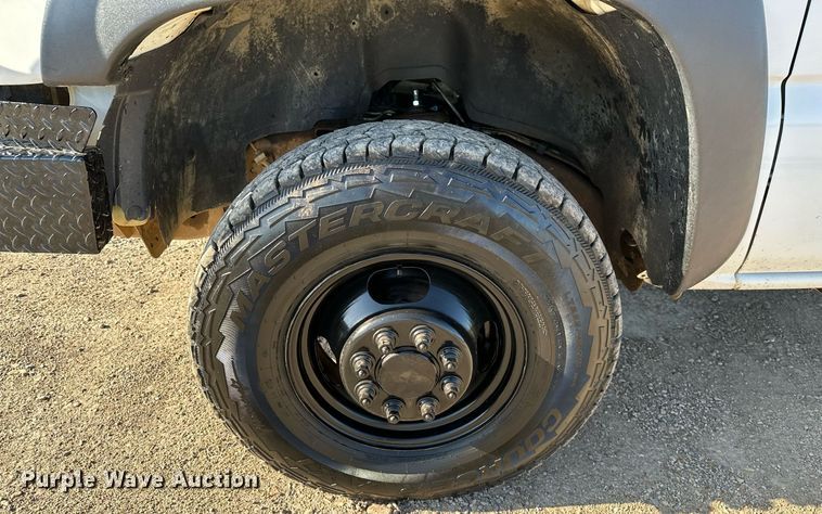 image for item LR9762 2004 Chevrolet Silverado 3500  flatbed pickup truck