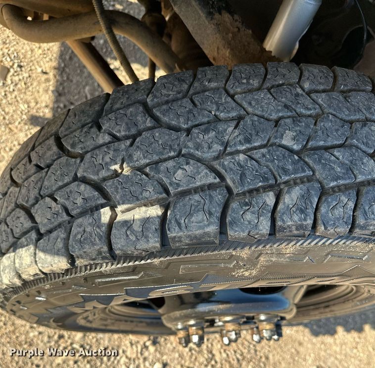 image for item LR9762 2004 Chevrolet Silverado 3500  flatbed pickup truck