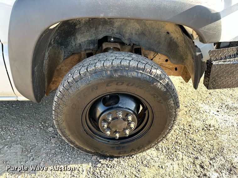 image for item LR9762 2004 Chevrolet Silverado 3500  flatbed pickup truck