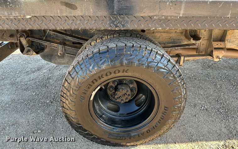 image for item LR9762 2004 Chevrolet Silverado 3500  flatbed pickup truck