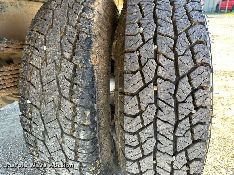 image for item LR9762 2004 Chevrolet Silverado 3500  flatbed pickup truck