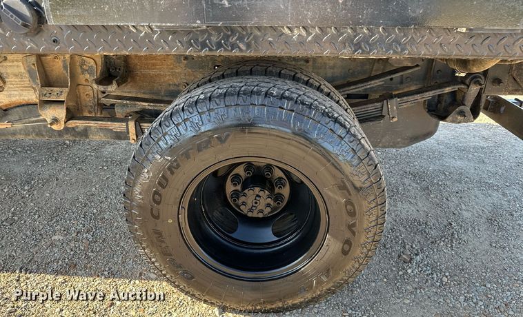 image for item LR9762 2004 Chevrolet Silverado 3500  flatbed pickup truck