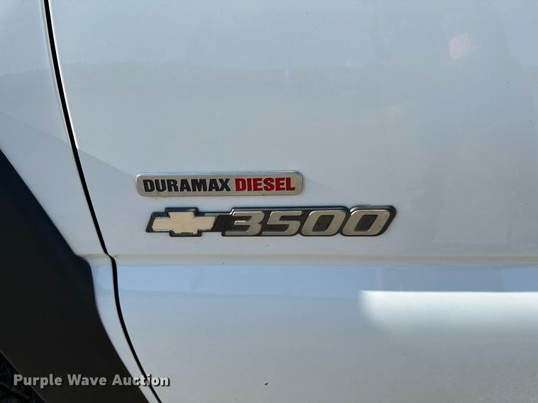 image for item LR9762 2004 Chevrolet Silverado 3500  flatbed pickup truck