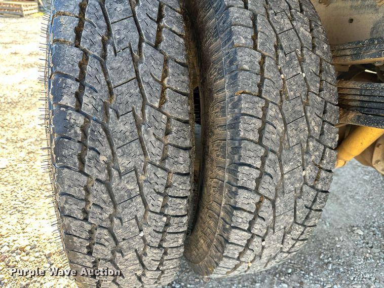 image for item LR9762 2004 Chevrolet Silverado 3500  flatbed pickup truck