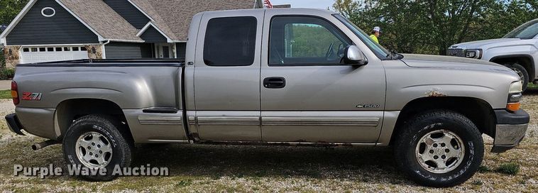 image for item LW9549 1999 Chevrolet Silverado 1500  Ext. Cab pickup truck
