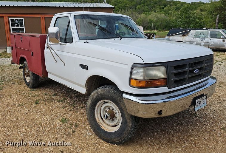 image for item LW9559 1994 Ford F250 XL  utility bed pickup truck