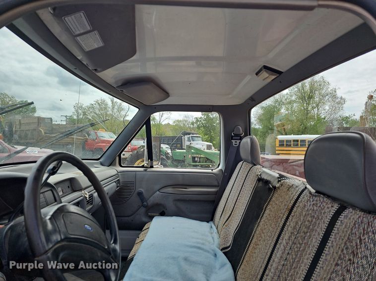 image for item LW9559 1994 Ford F250 XL  utility bed pickup truck