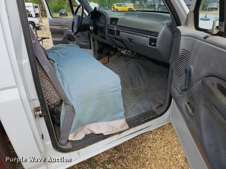 image for item LW9559 1994 Ford F250 XL  utility bed pickup truck
