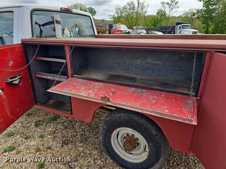 image for item LW9559 1994 Ford F250 XL  utility bed pickup truck