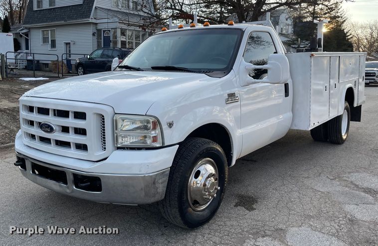 image for item MB9025 2007 Ford F350 Super Duty XL  utility bed pickup truck