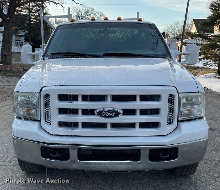 image for item MB9025 2007 Ford F350 Super Duty XL  utility bed pickup truck