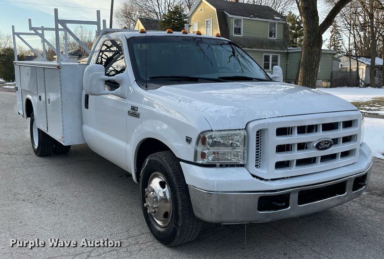 image for item MB9025 2007 Ford F350 Super Duty XL  utility bed pickup truck