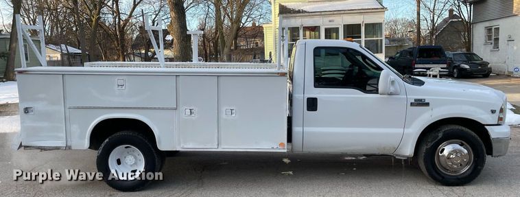 image for item MB9025 2007 Ford F350 Super Duty XL  utility bed pickup truck