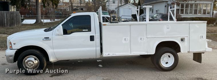 image for item MB9025 2007 Ford F350 Super Duty XL  utility bed pickup truck