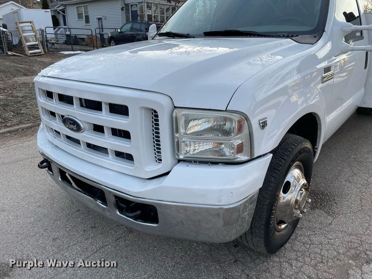 image for item MB9025 2007 Ford F350 Super Duty XL  utility bed pickup truck