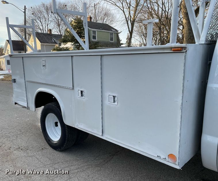 image for item MB9025 2007 Ford F350 Super Duty XL  utility bed pickup truck