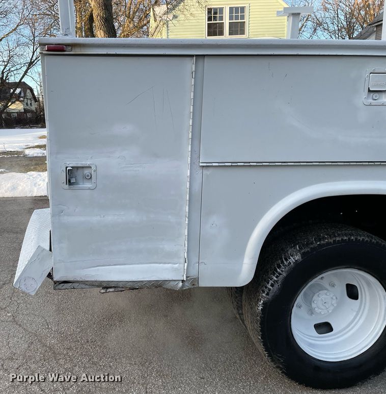 image for item MB9025 2007 Ford F350 Super Duty XL  utility bed pickup truck