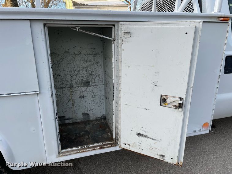 image for item MB9025 2007 Ford F350 Super Duty XL  utility bed pickup truck