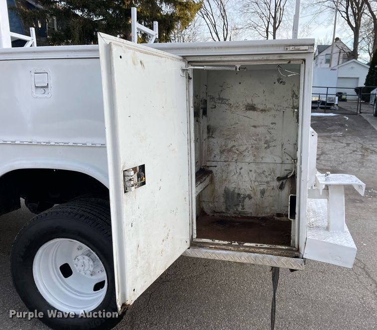 image for item MB9025 2007 Ford F350 Super Duty XL  utility bed pickup truck