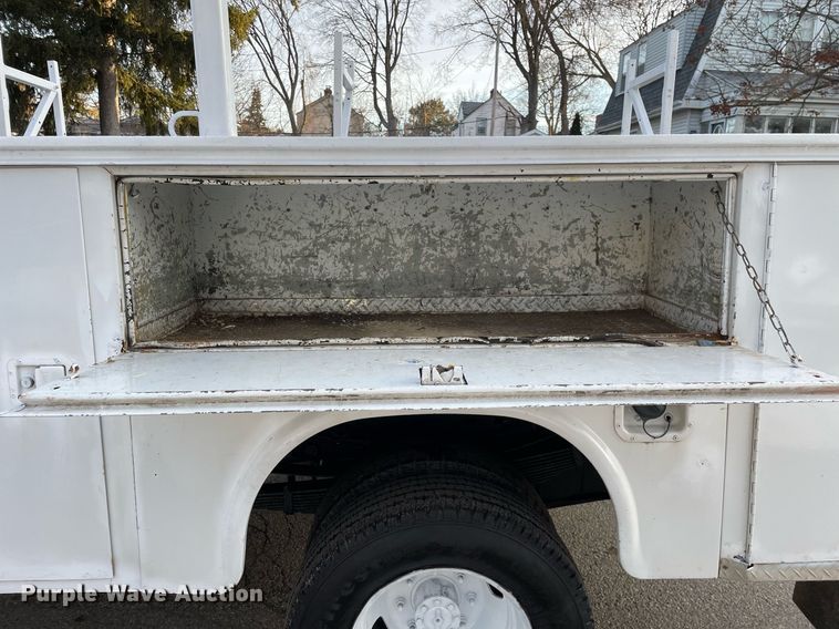 image for item MB9025 2007 Ford F350 Super Duty XL  utility bed pickup truck